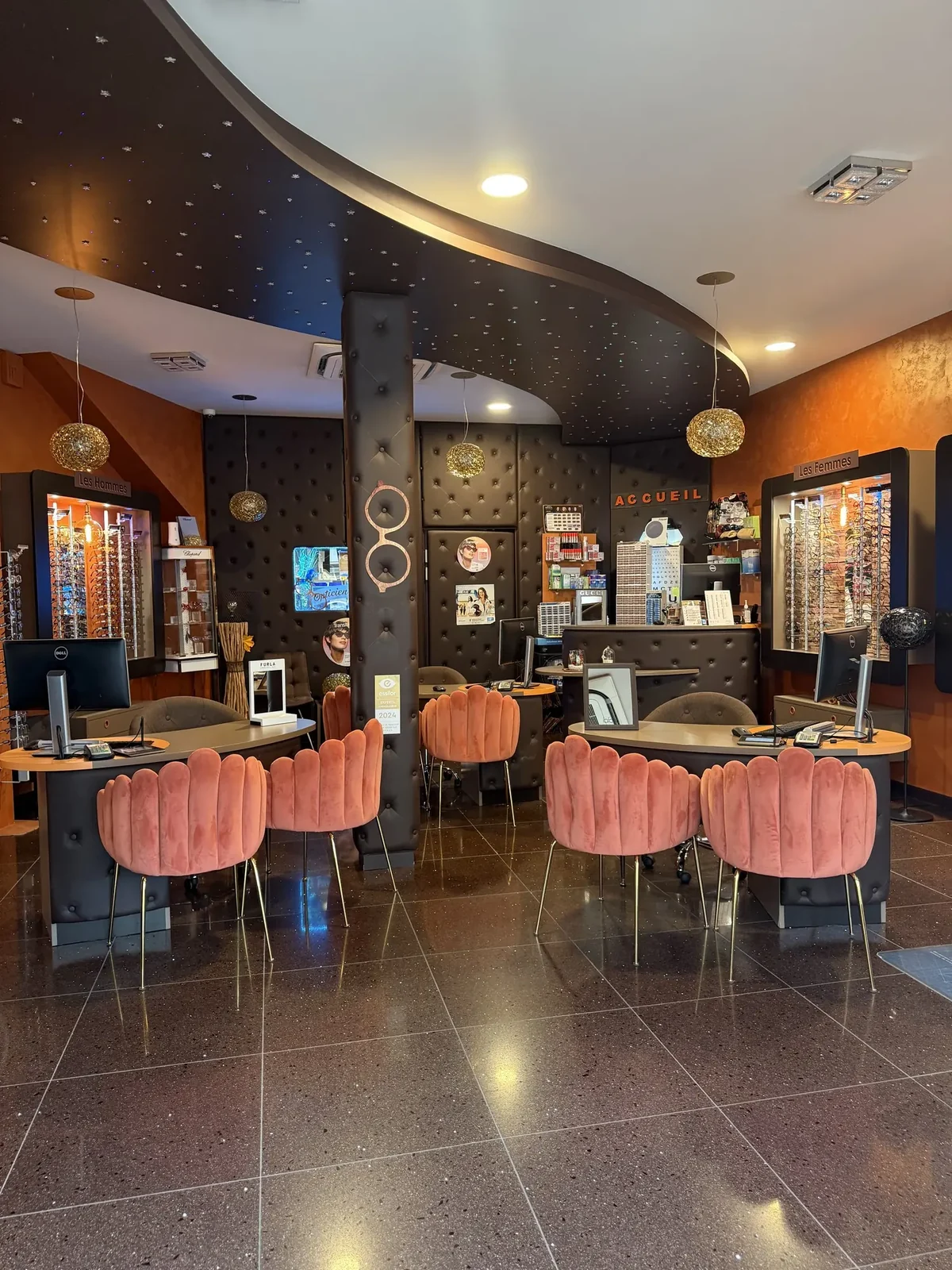 Intérieur de la boutique Le Globe à Lunettes au Mans