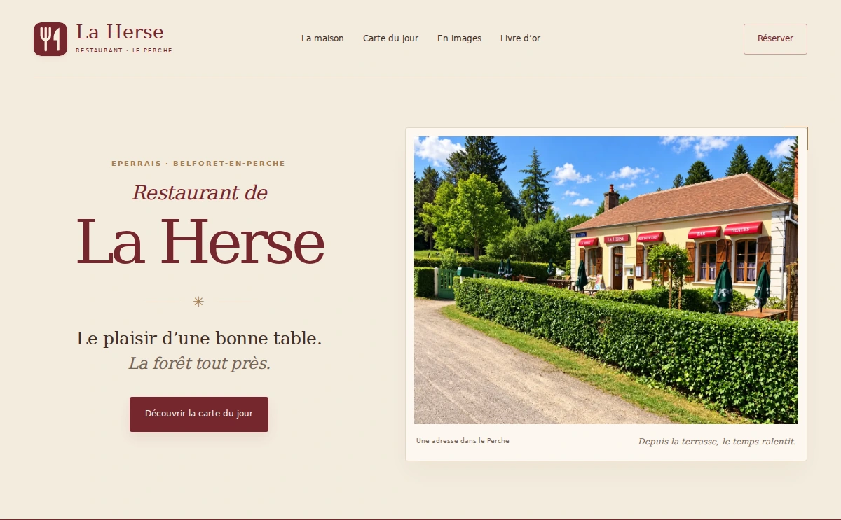 Page d’accueil du Restaurant de la Herse sur ordinateur, aux couleurs bordeaux et crème